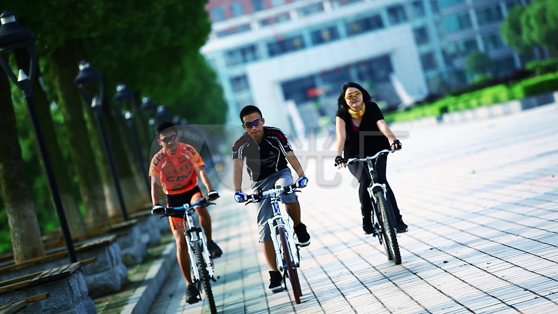 实拍骑自行车青春结伴旅游玩耍年轻人