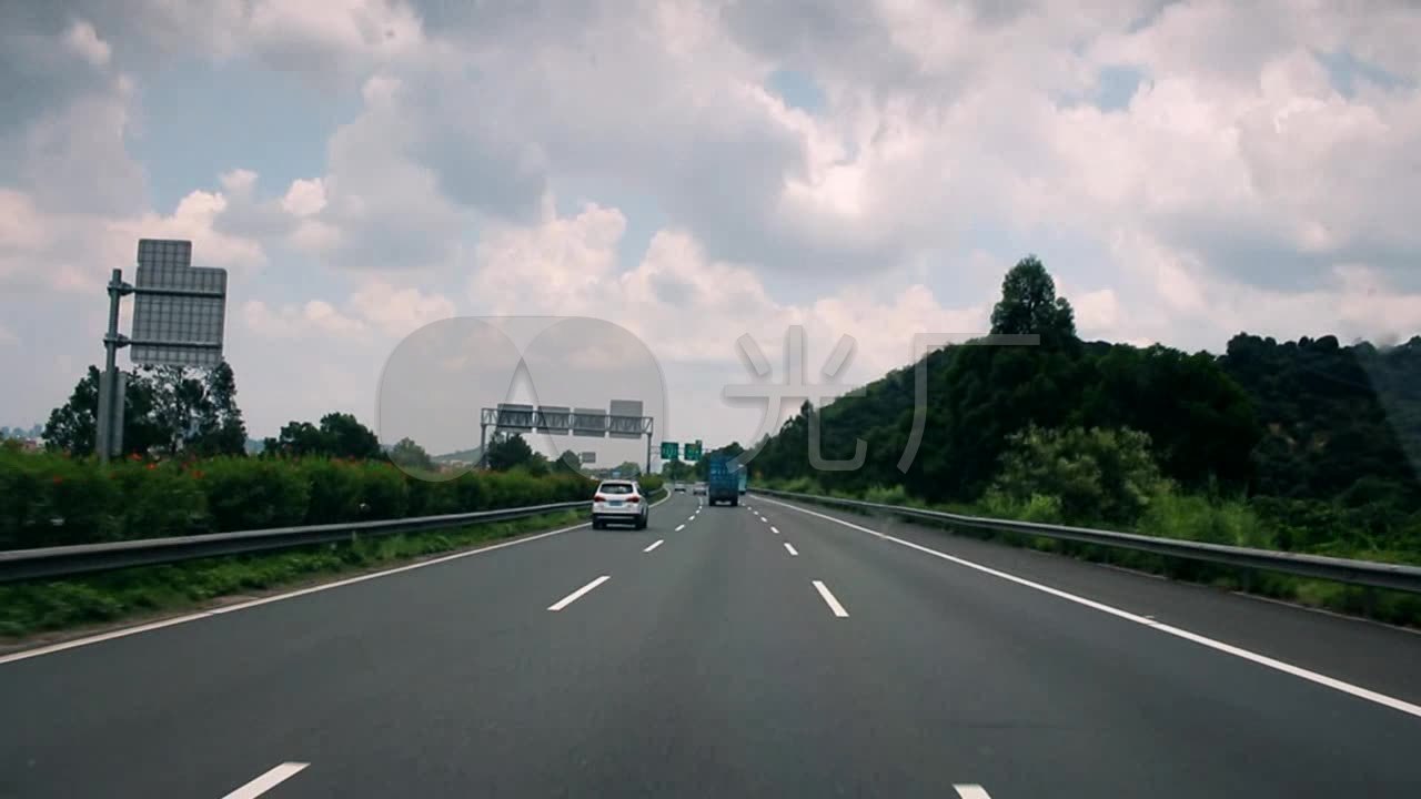 在路上的高速公路旅途中的风景_1280x720_高清视频(:)