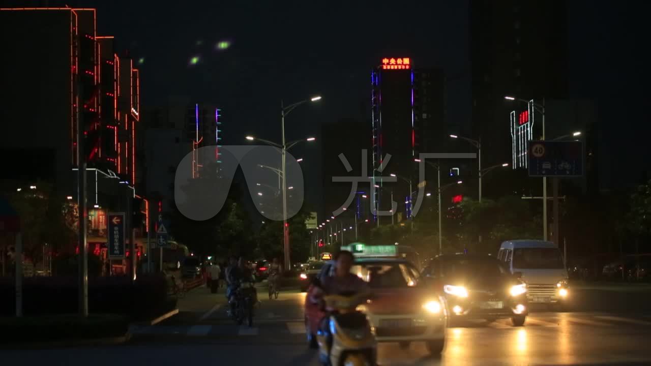 夜景 晚上 红灯路口 汽车电动车 马路
