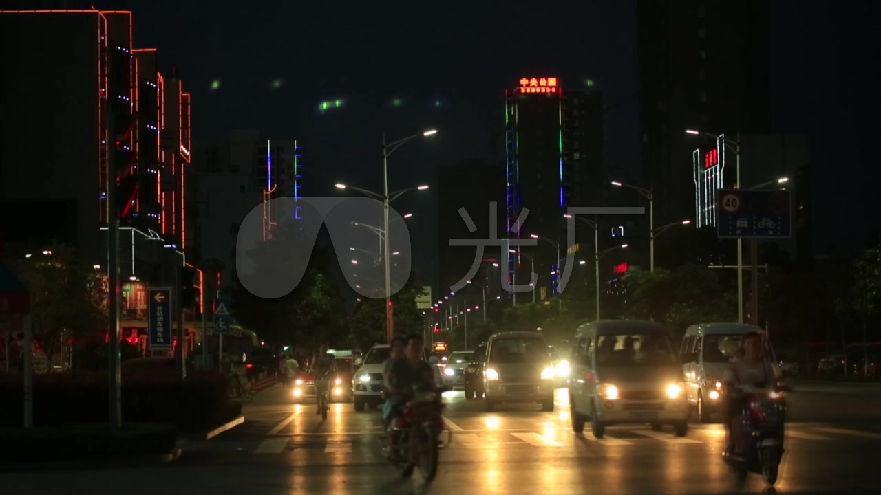 夜景 晚上 红灯路口 汽车电动车 马路