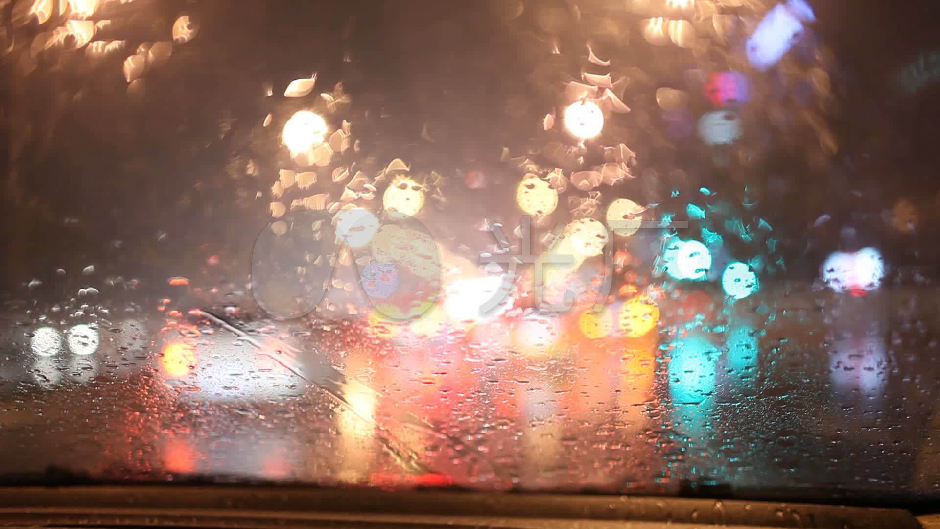 雨后的夜晚坐在车里面拍外面的灯光