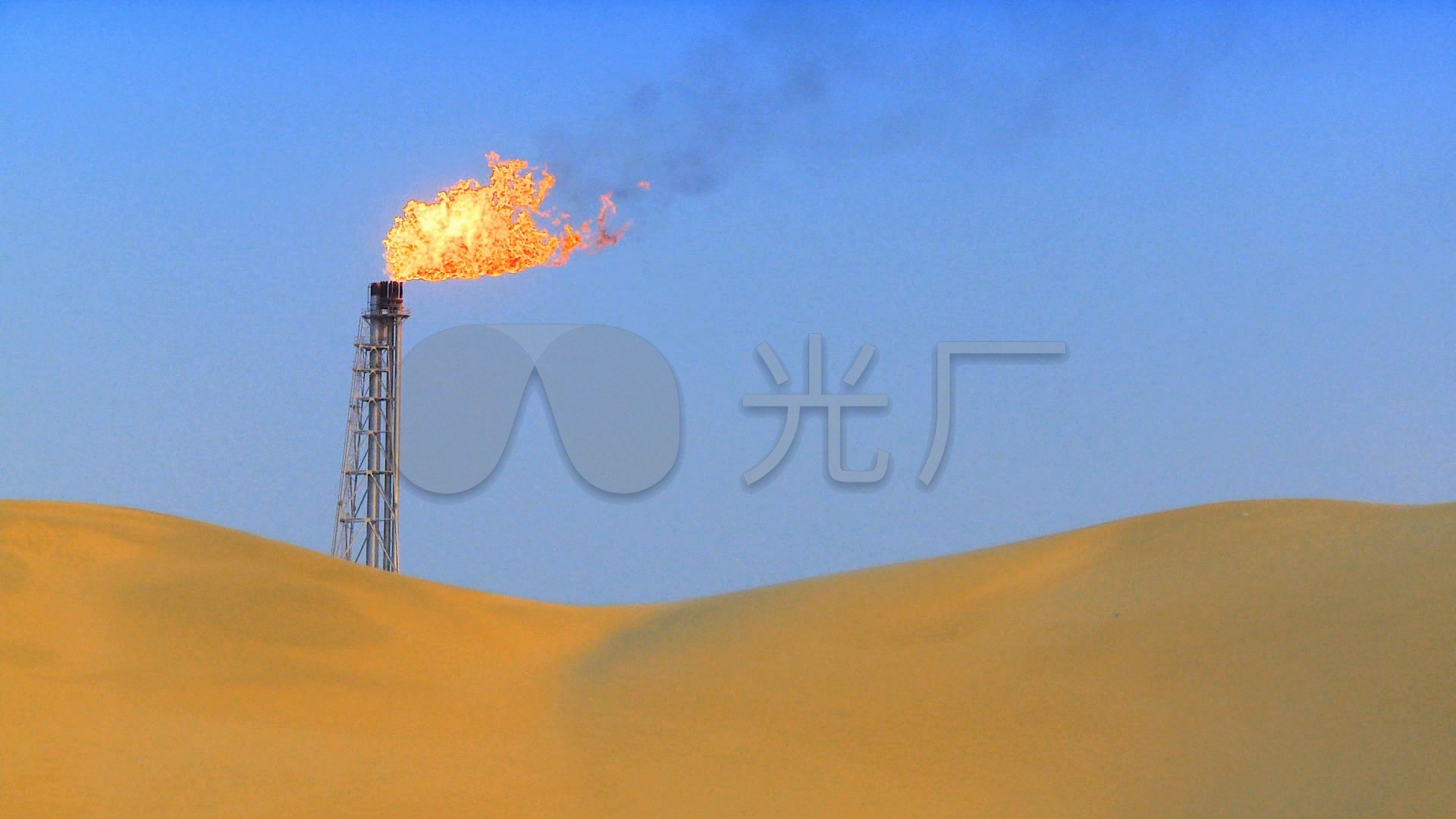 沙漠中油田喷火视频素材
