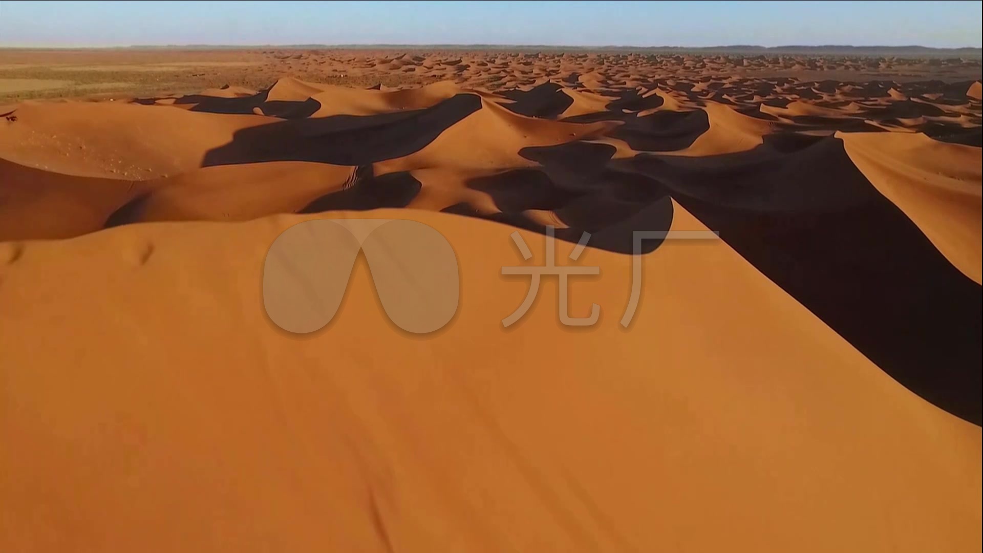 航拍戈壁沙漠黄沙沙丘大漠荒漠风沙_1920x1080_高清视频素材下载(编号