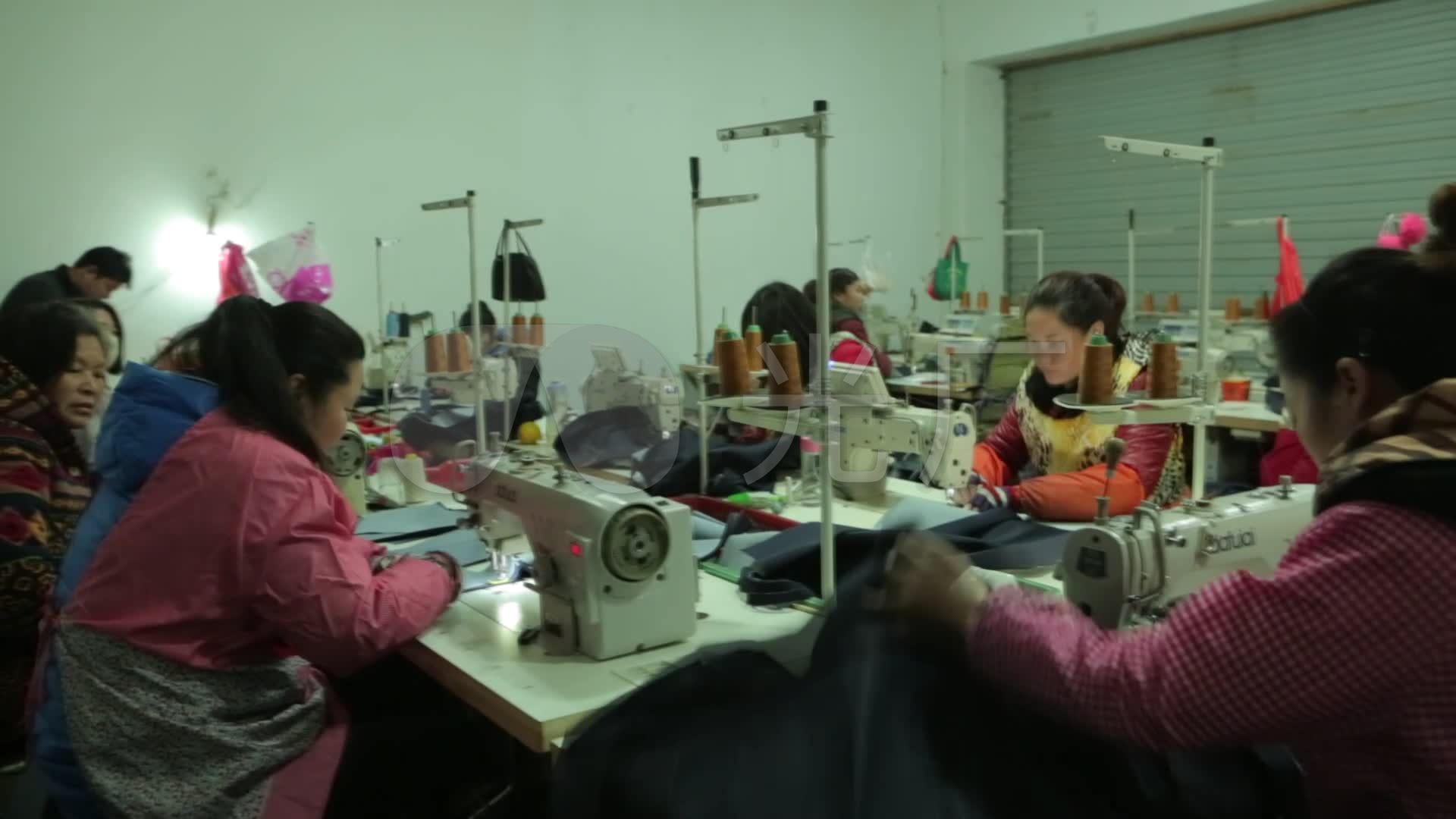 缝纫女工制衣做衣服服装厂服装加工