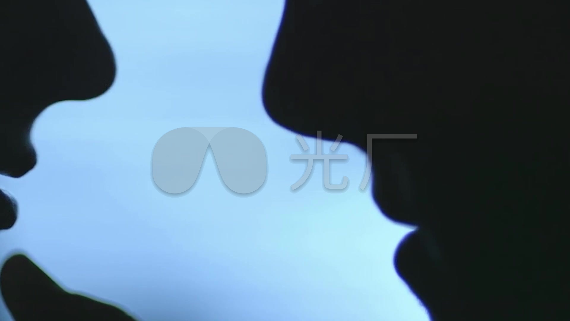 情侣亲吻剪影