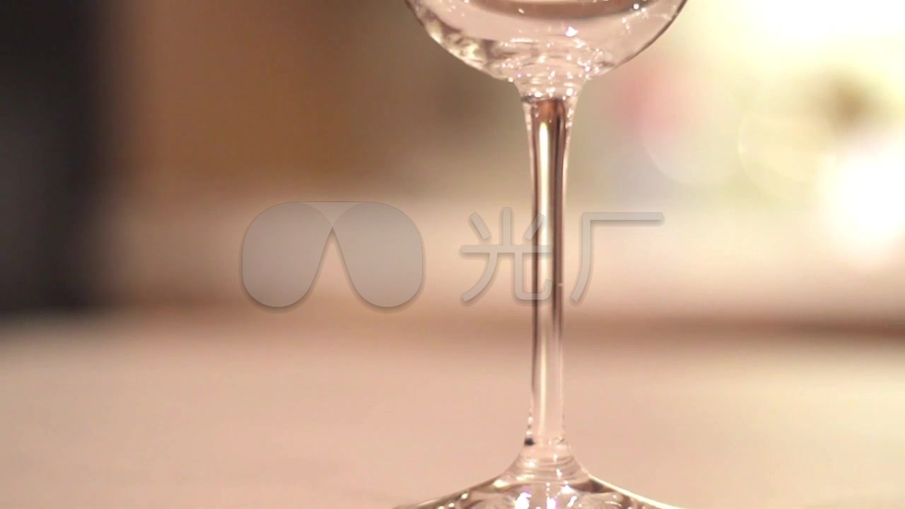 高脚杯倒酒实拍视频素材