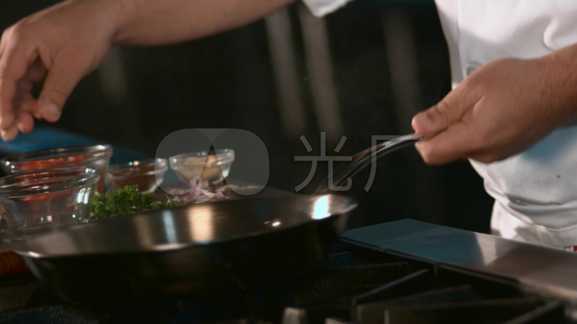 1080p厨师做菜实拍素材_1920x1080_高清视频素材下载(编号:439682)
