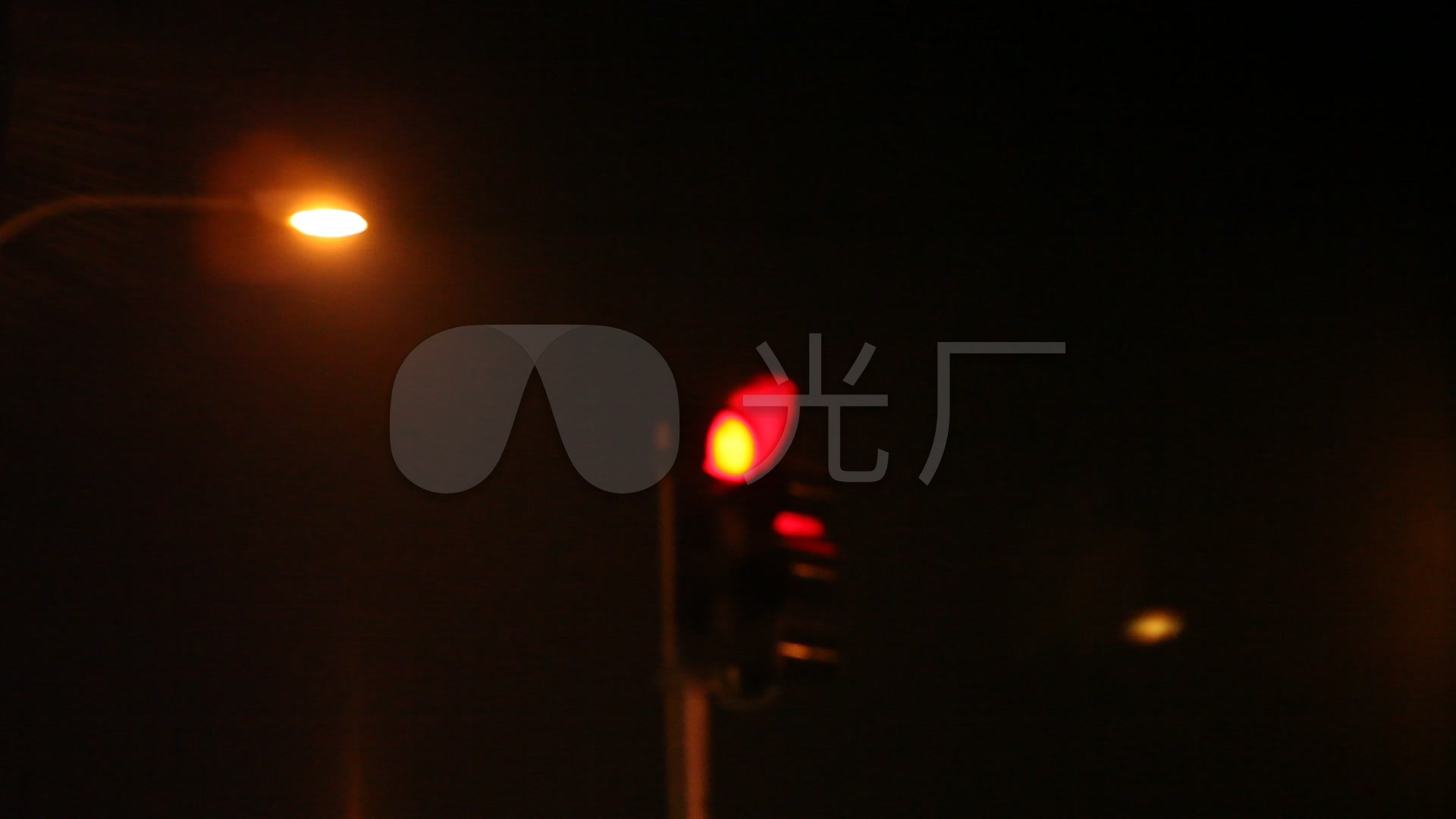 夜晚路口拍红绿灯