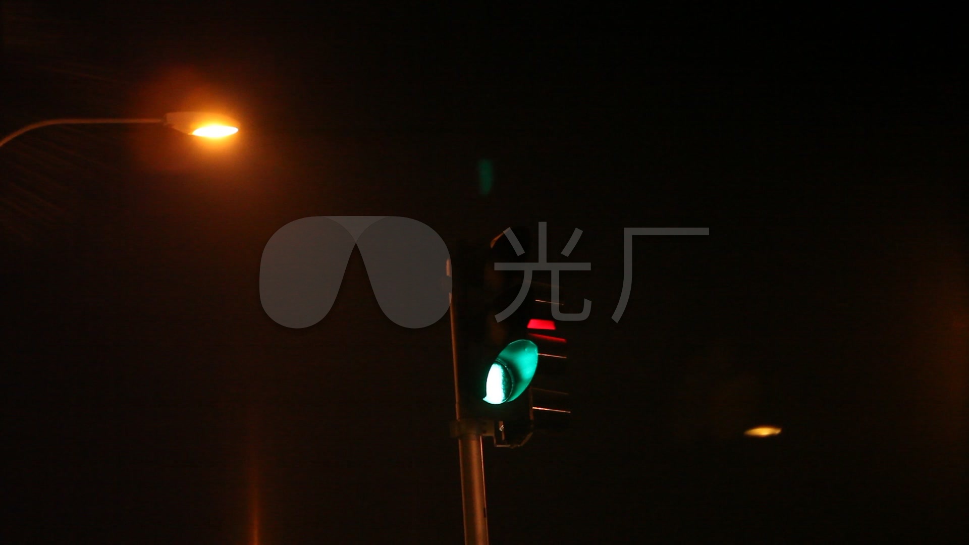 夜晚路口拍红绿灯
