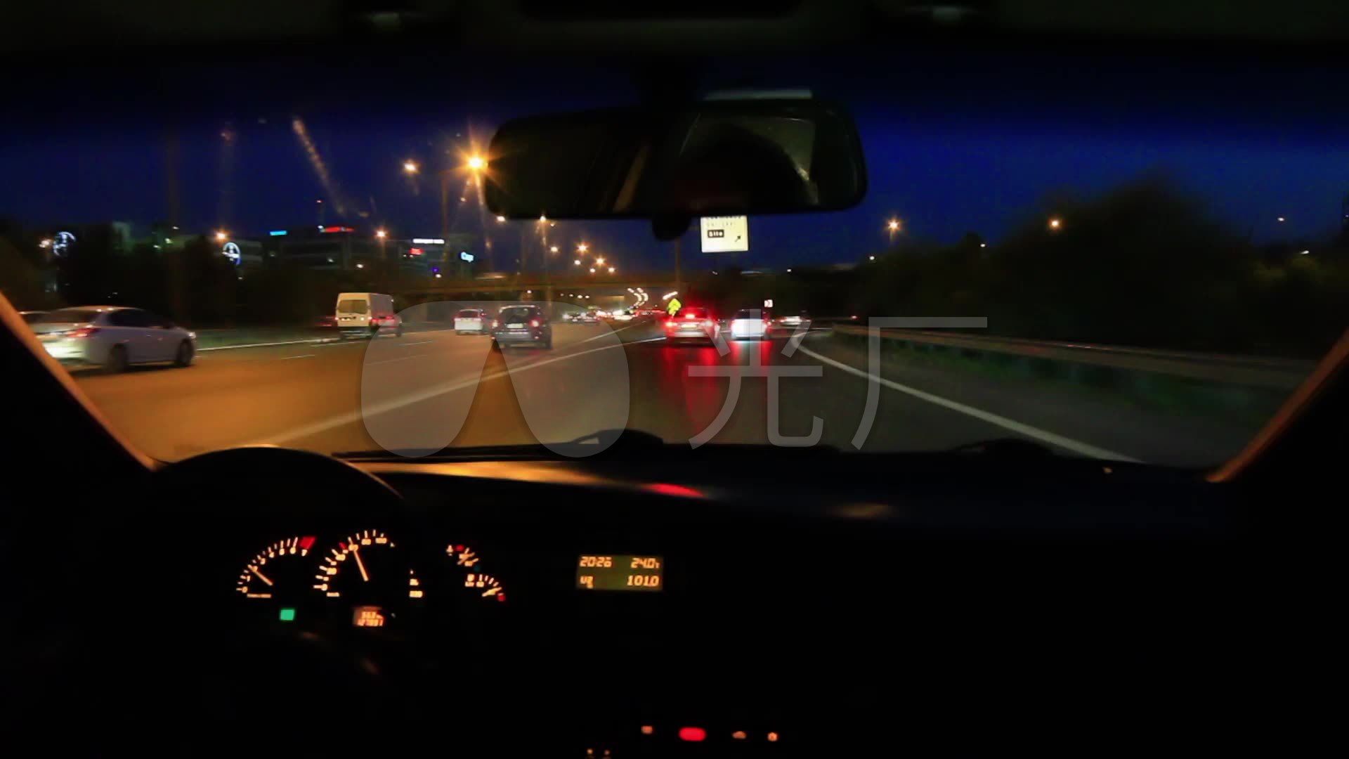 夜晚开着车在高速路上驾驶_1920x1080_高清视频素材