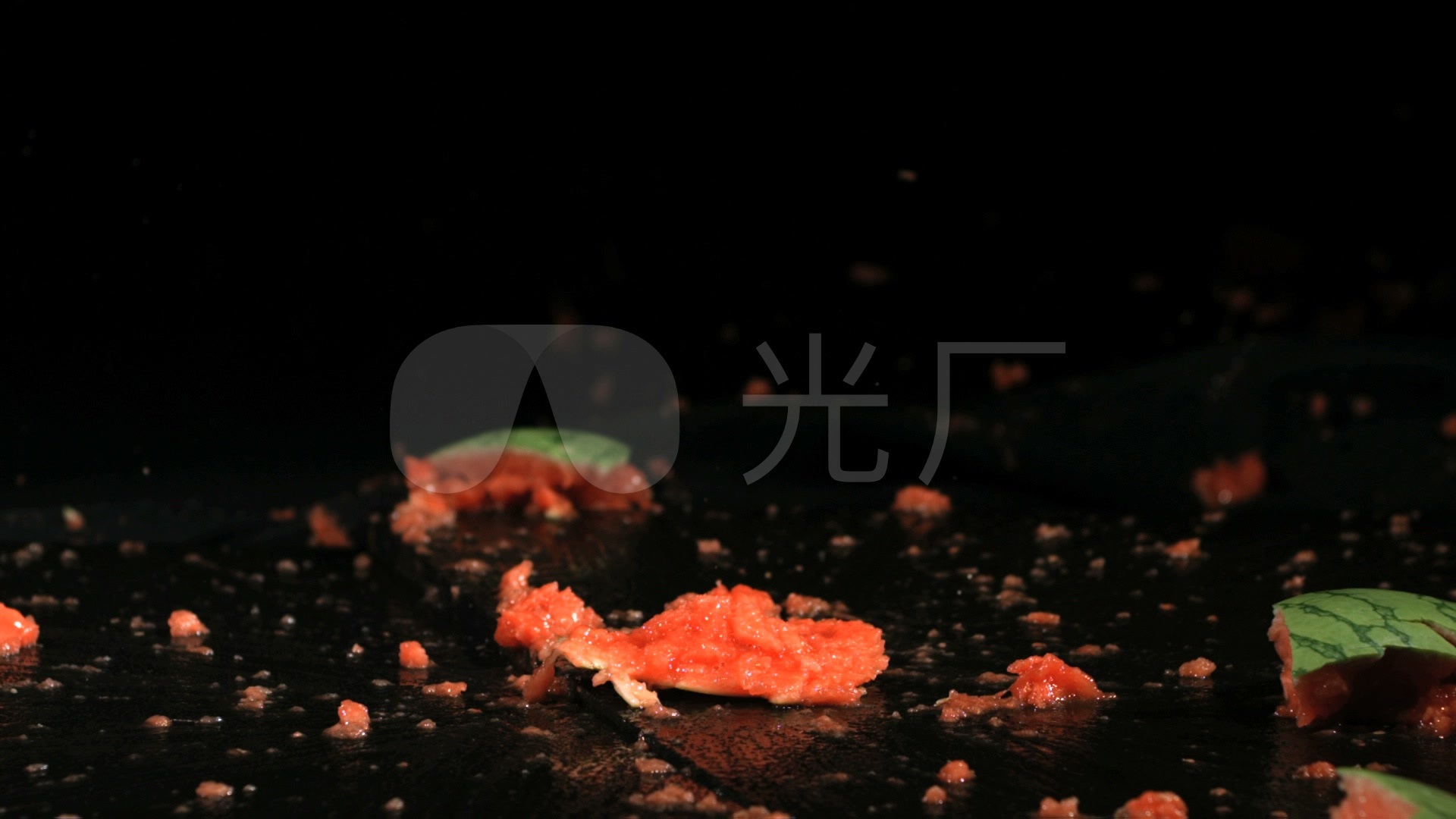 场景实拍摔碎的西瓜
