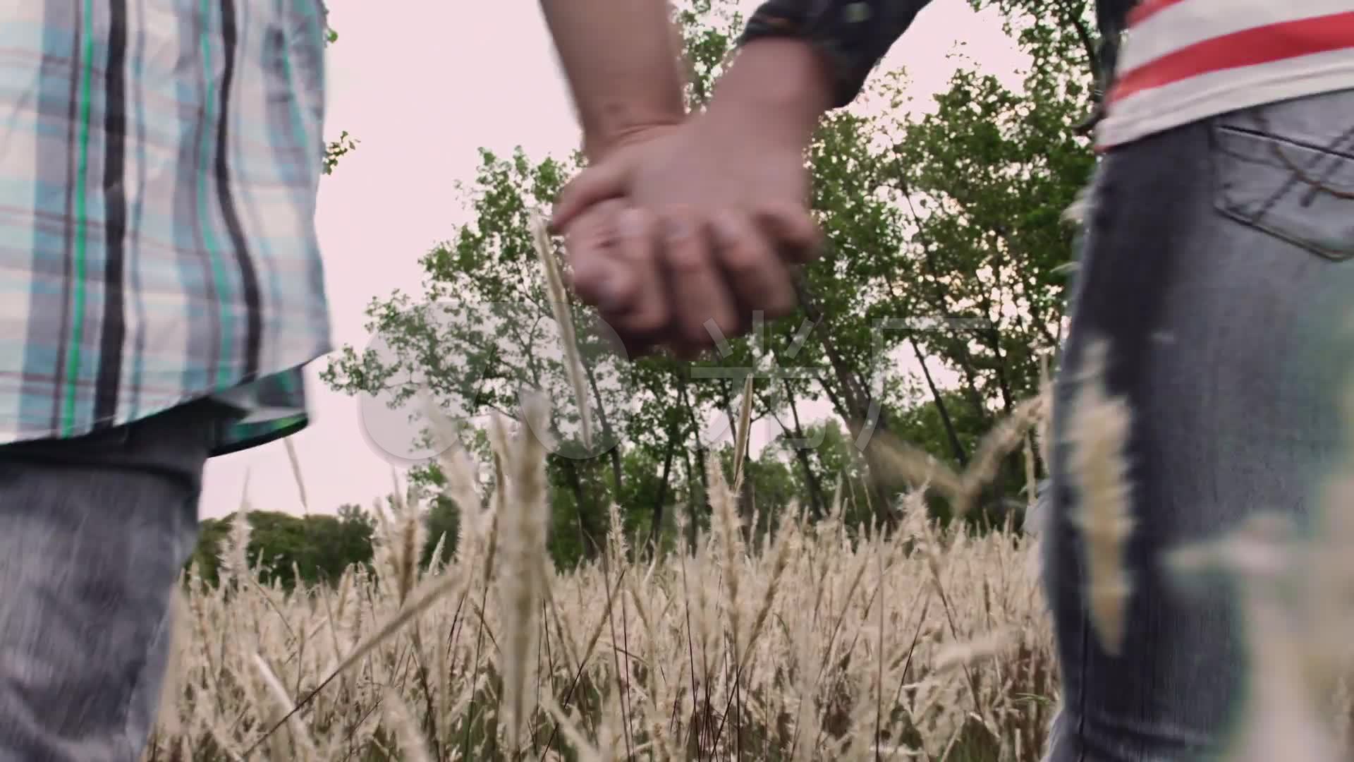 情侣双手紧握