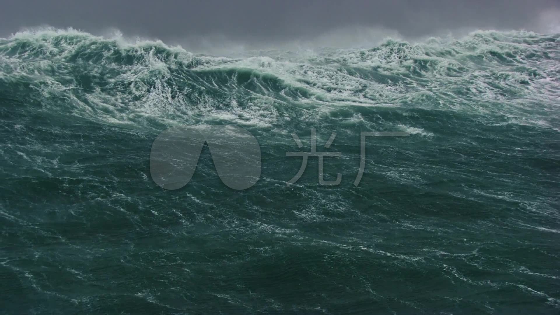 巨浪中的灯塔