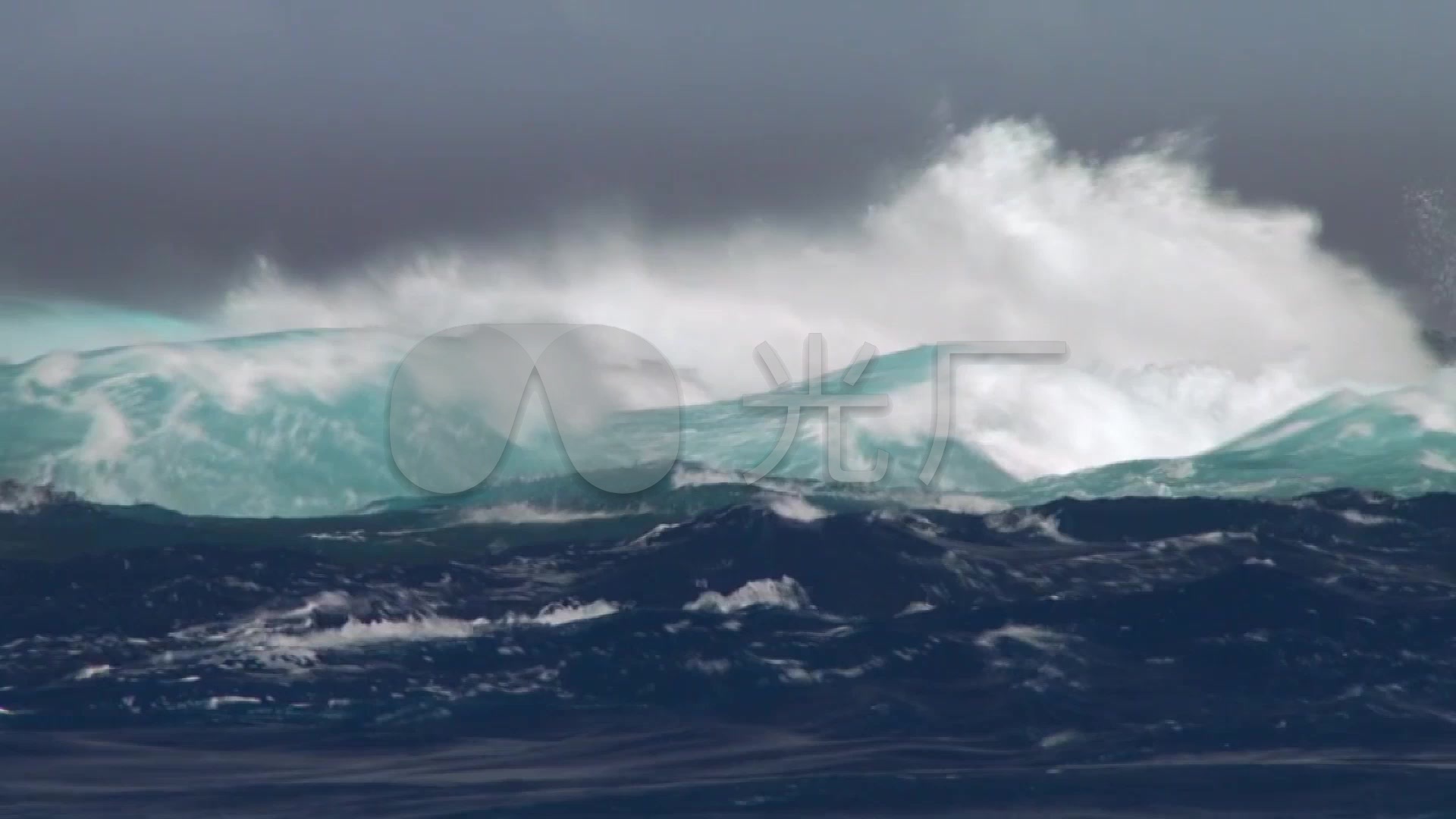 波涛汹涌的海面