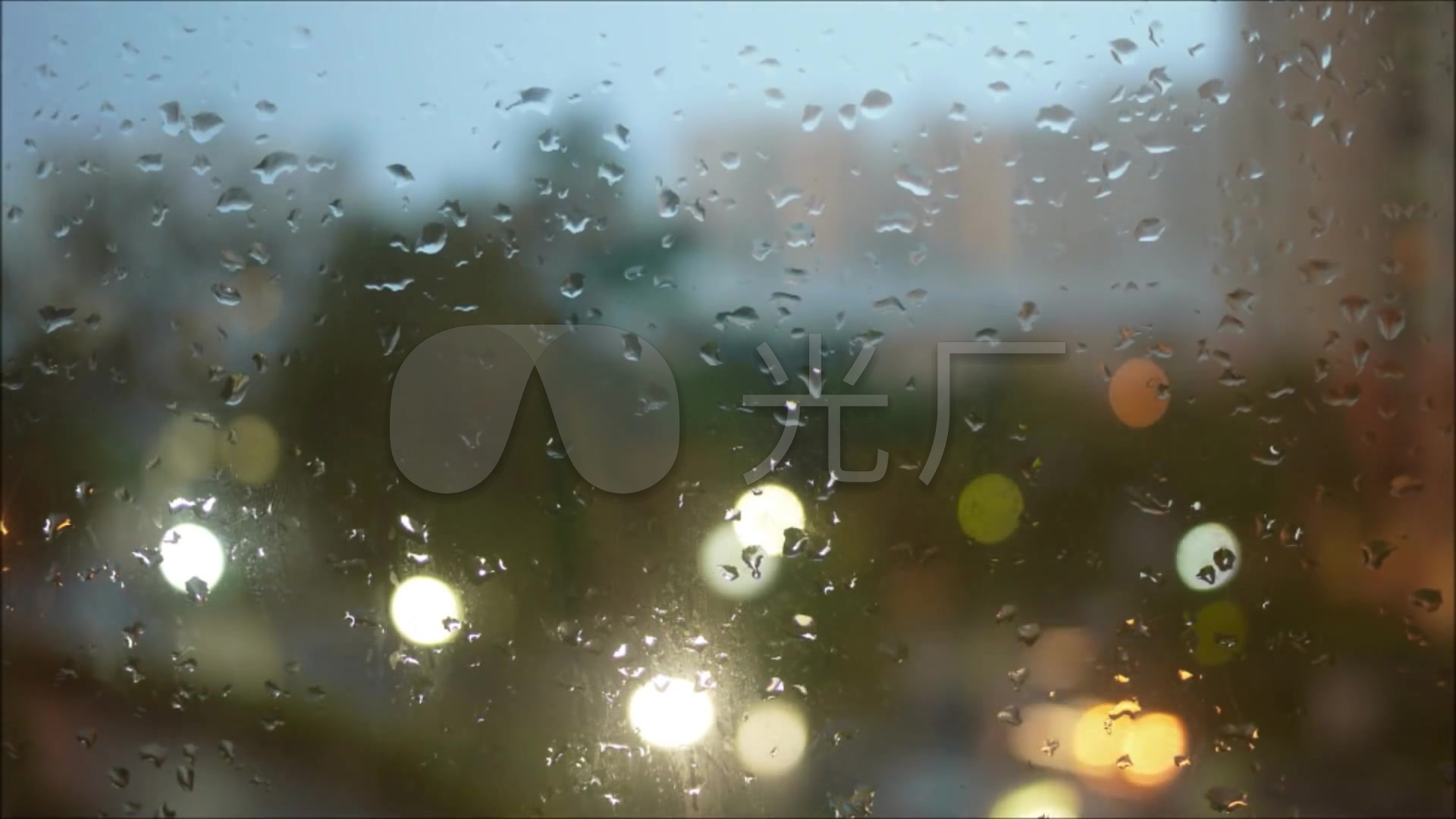 雨中的玻璃窗