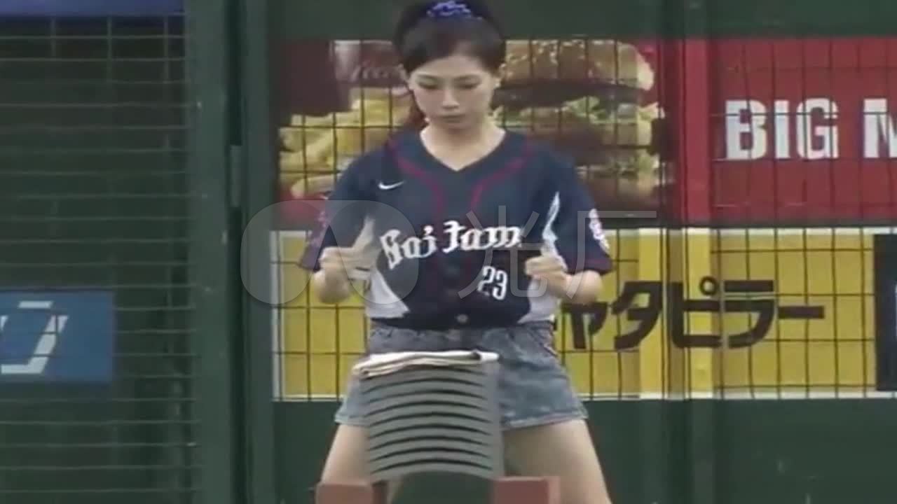 搞笑视频硬气功女子头撞瓦片
