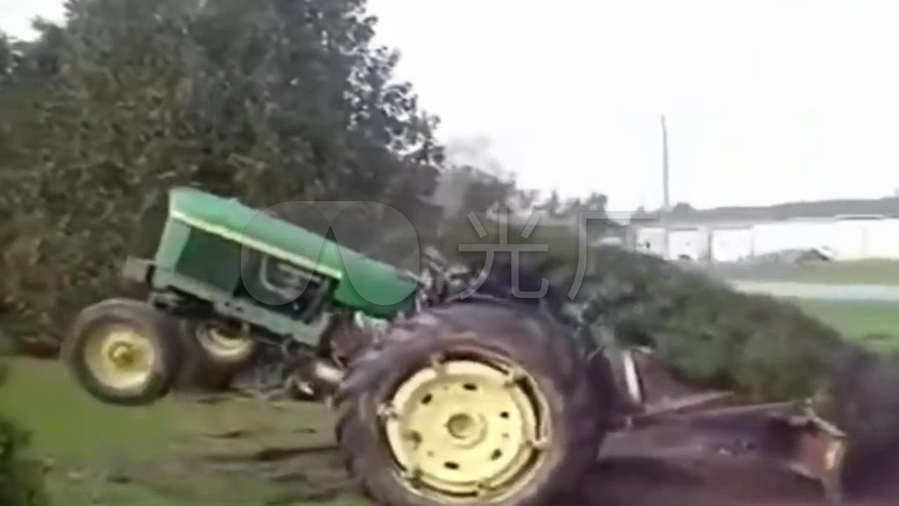 搞笑视频 拖拉机拔树