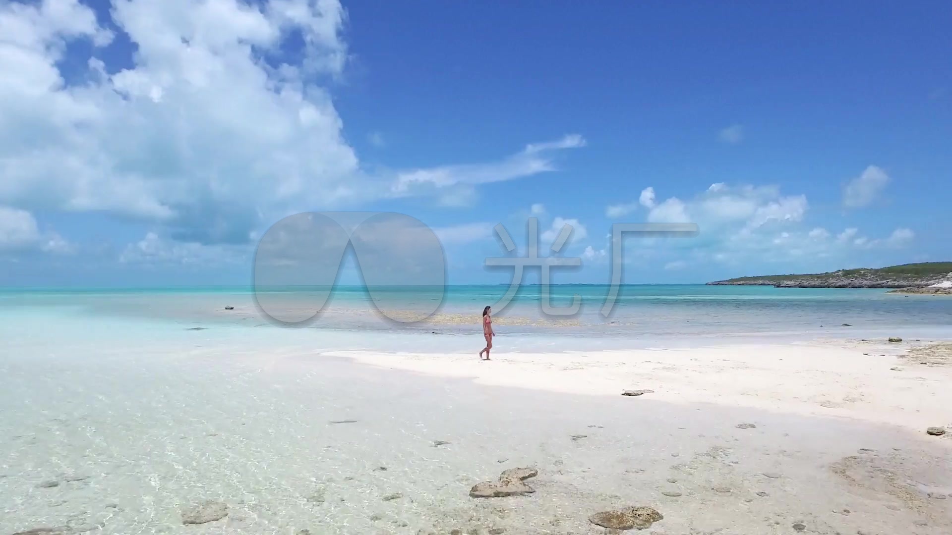 唯美海边沙滩比基尼美女_1920x1080_高清视频素材下载