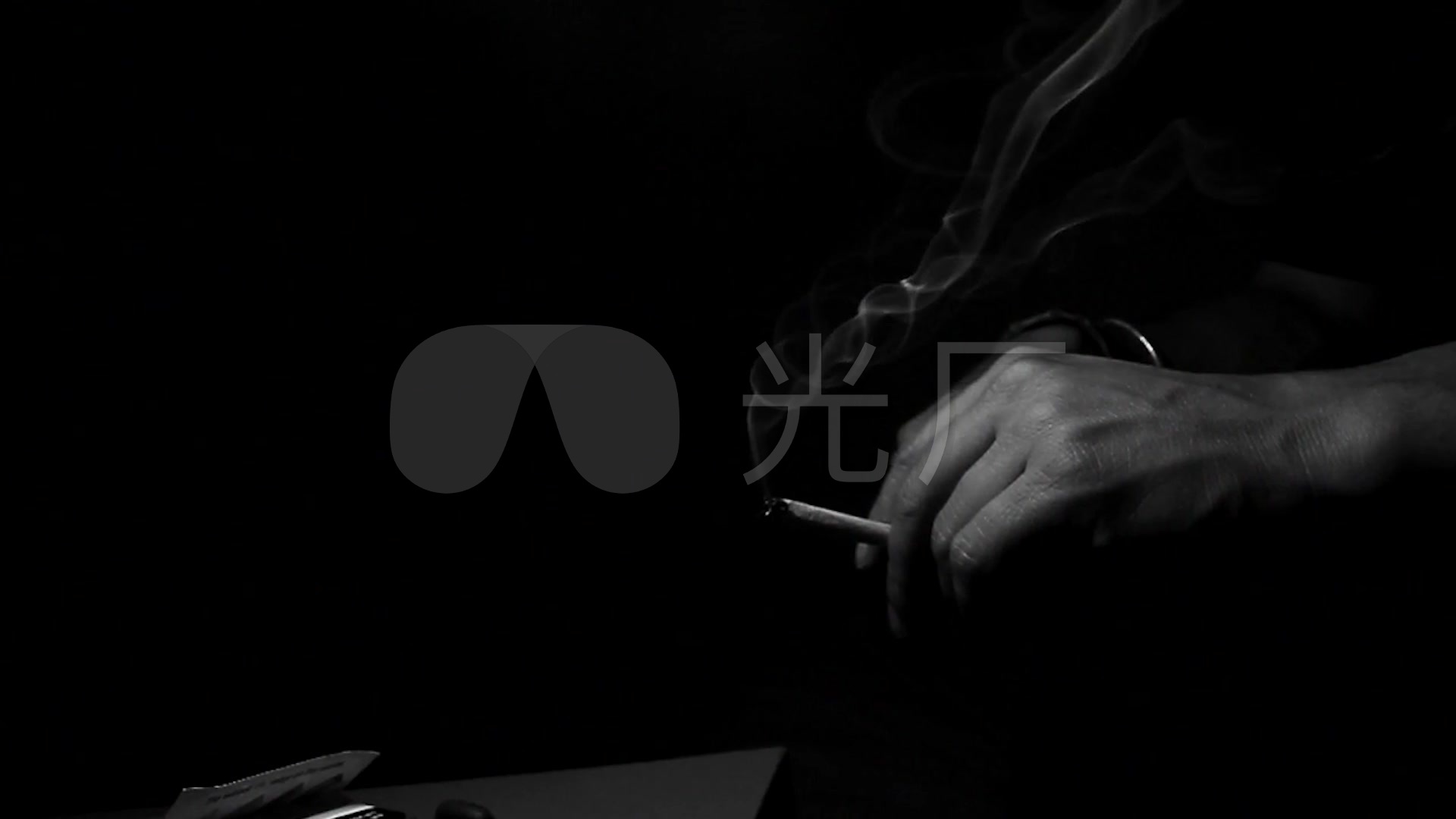 视频素材 实拍视频 景观人文 抽烟的男人  来自视频原始文件或预览