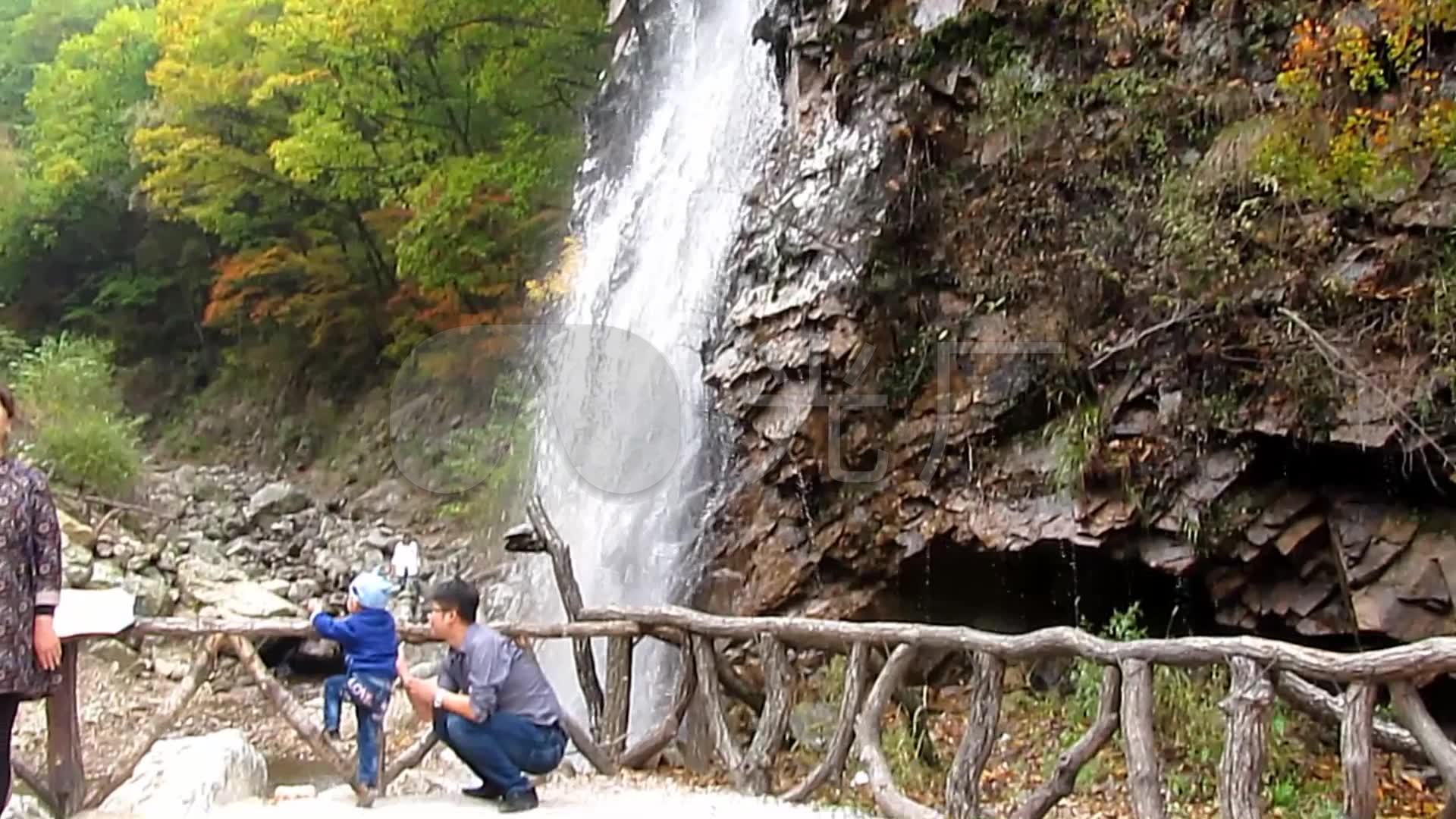 辽宁本溪旅游景点(龙道沟)里的瀑布