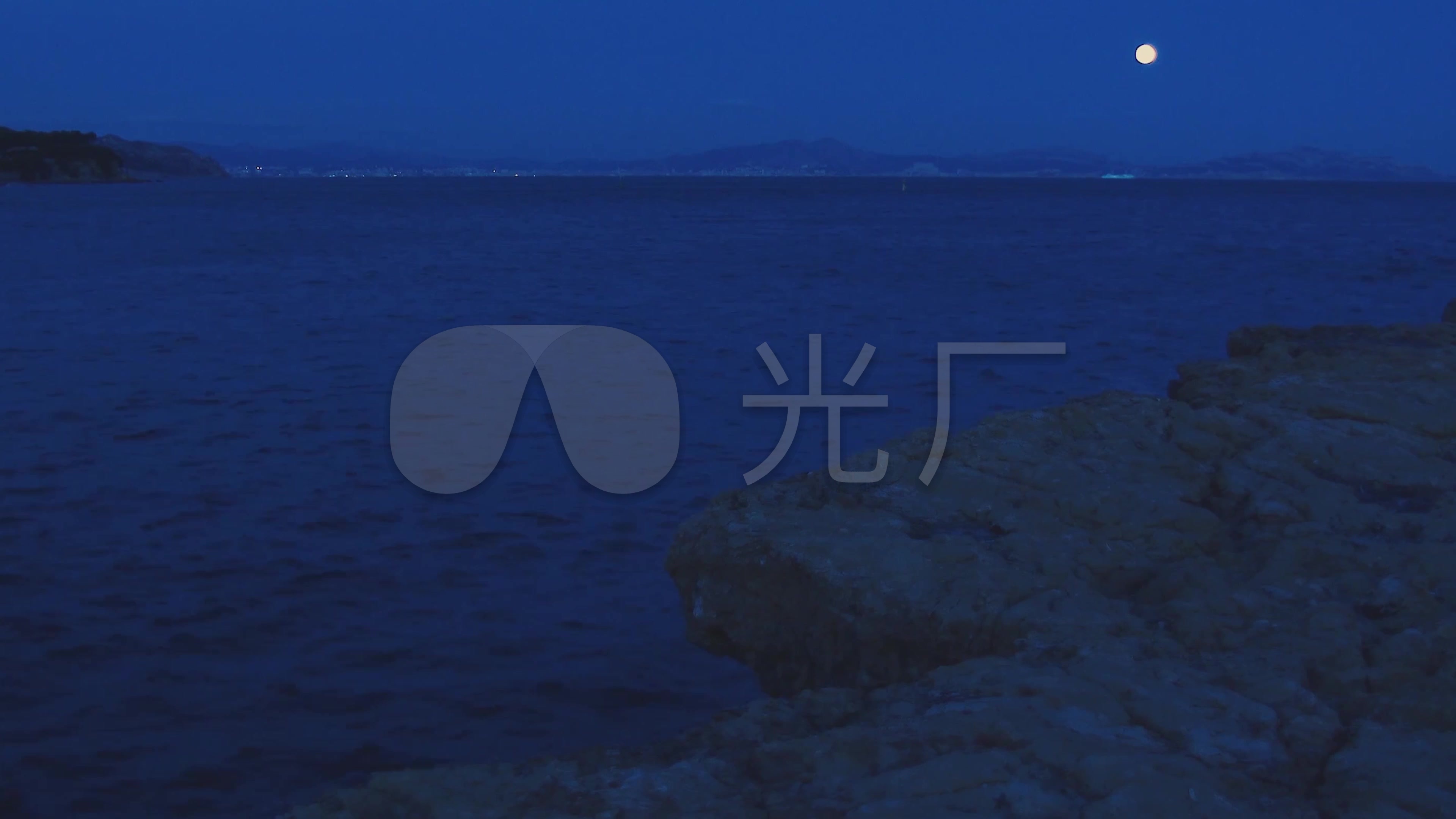 海边夜晚月亮升起_3840x2160_高清视频素材下载(编号
