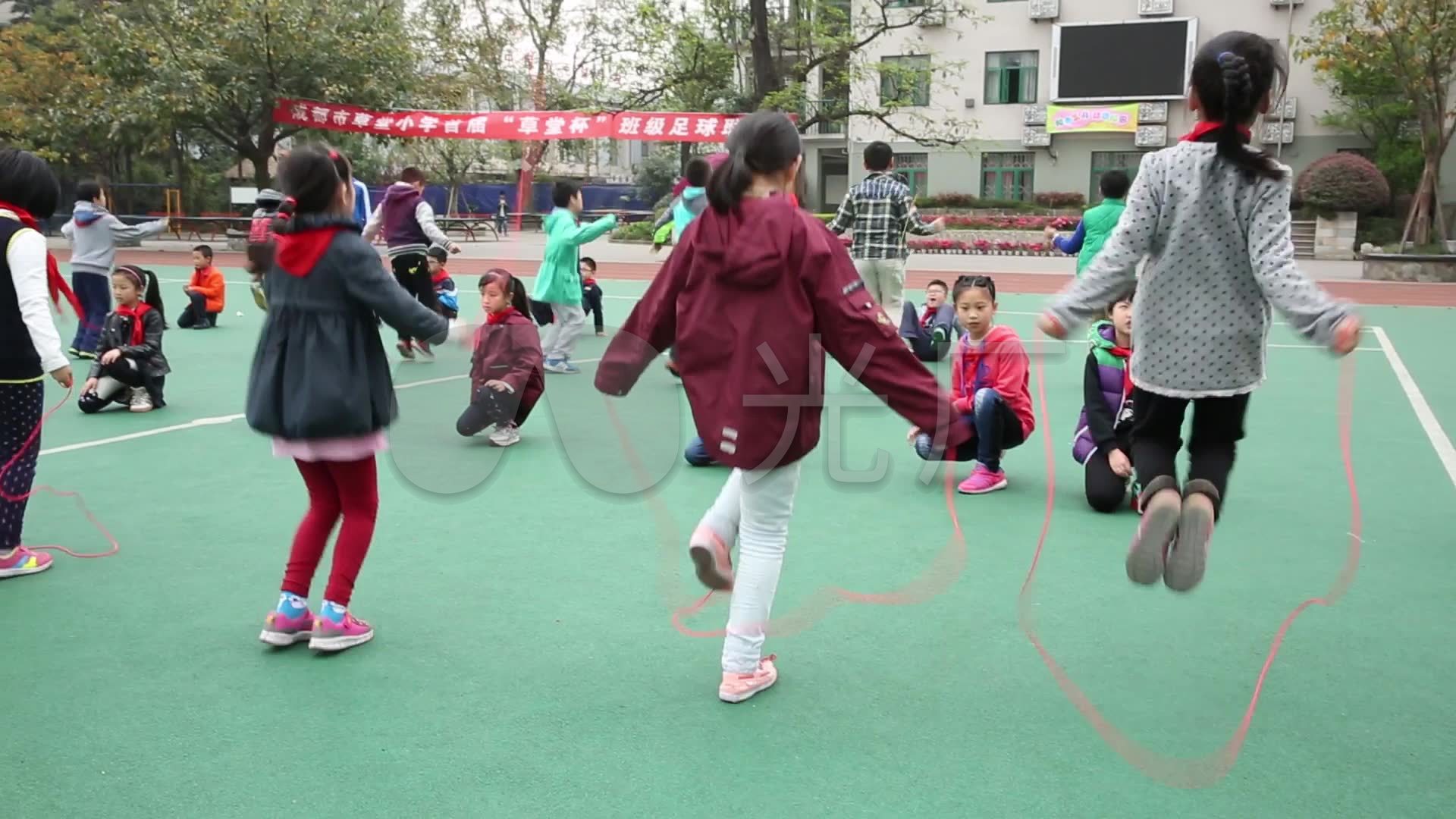 小学生体育课跳绳
