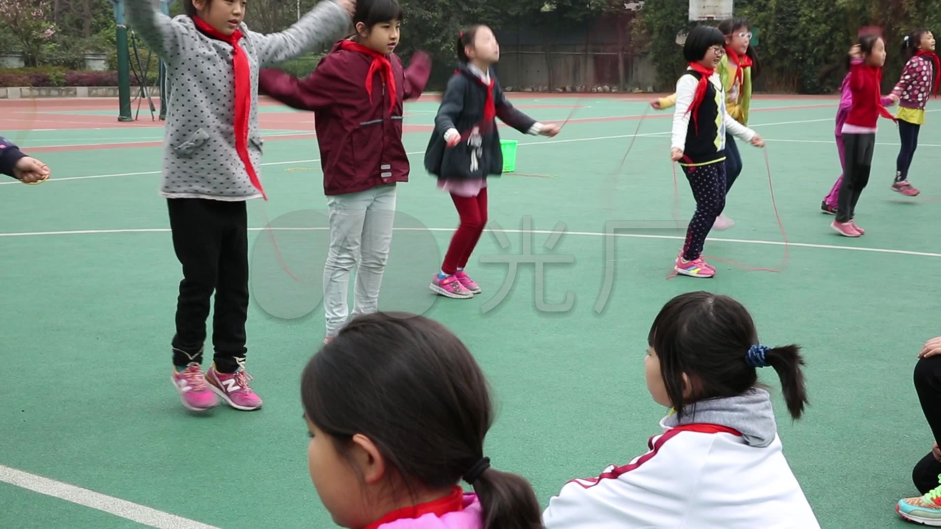 小学生体育课跳绳01