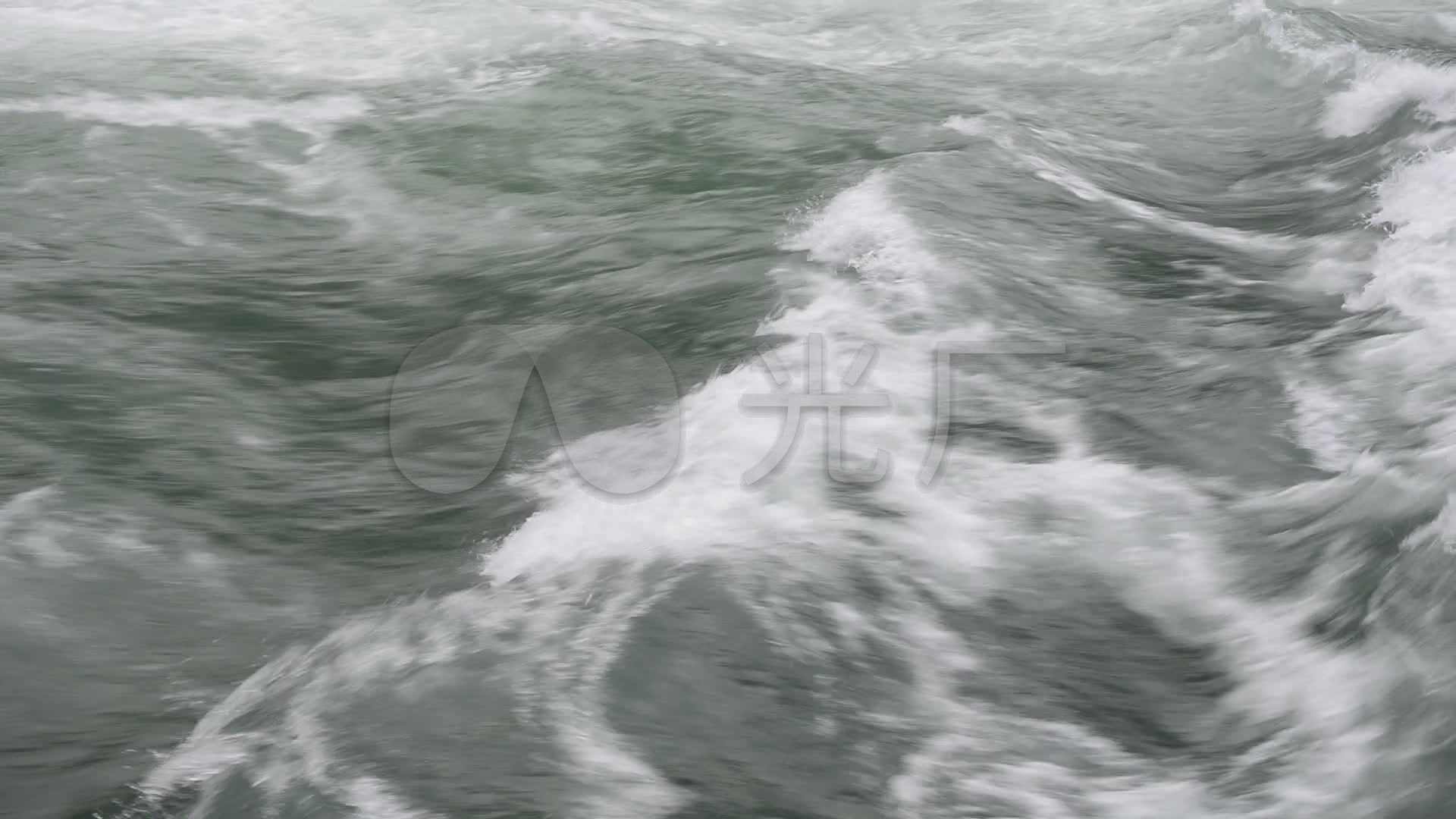 雅鲁藏布江波涛汹涌的江水