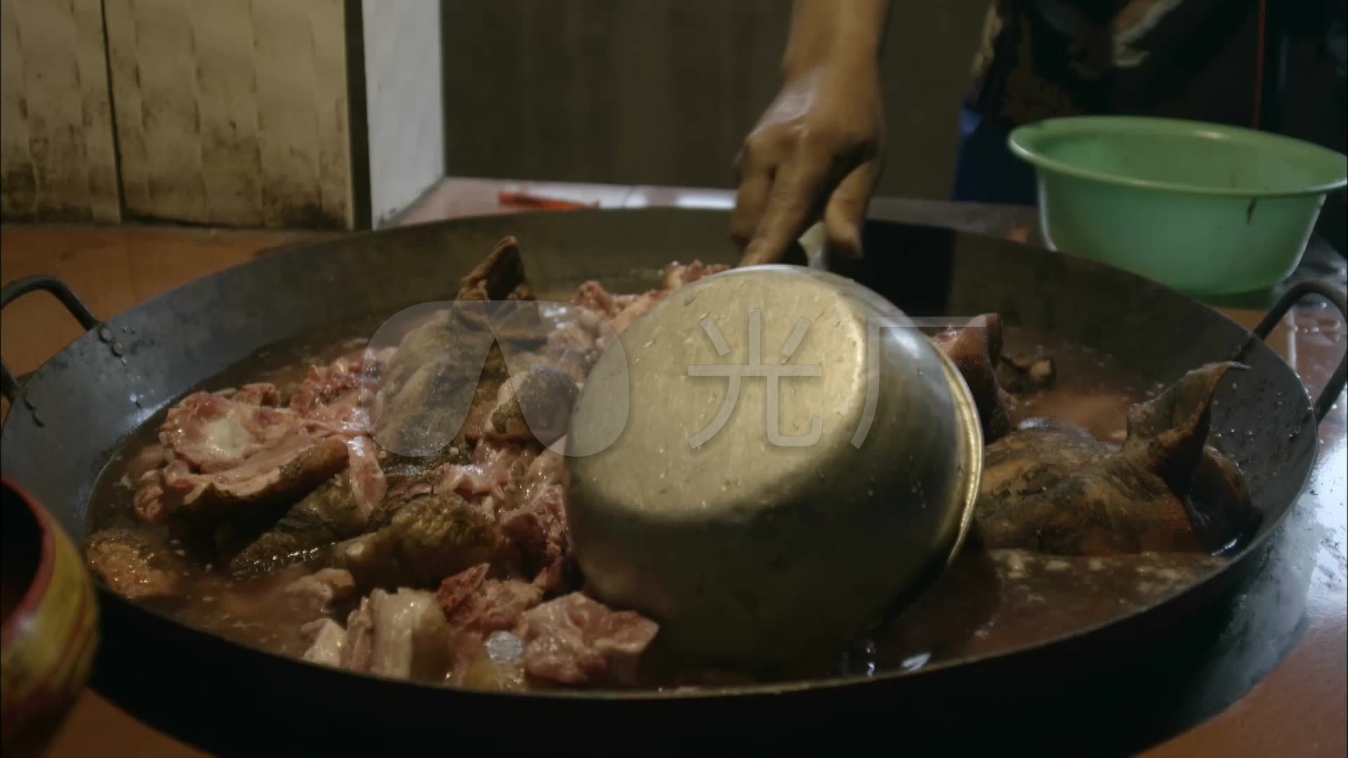 少数名族大锅炖猪肉实拍素材