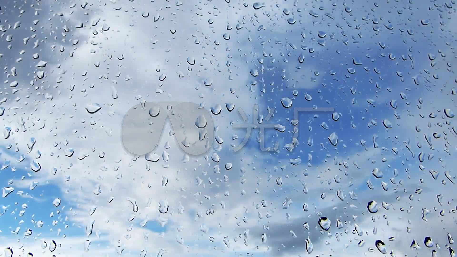 下雨天透过窗户玻璃看窗外白天夜晚车流_1920x1080