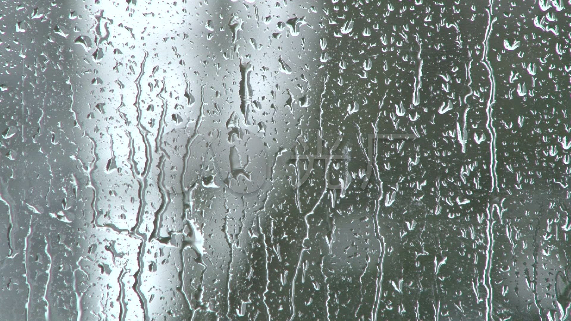 玻璃上的雨滴_1920x1080_高清视频素材下载(编号:)
