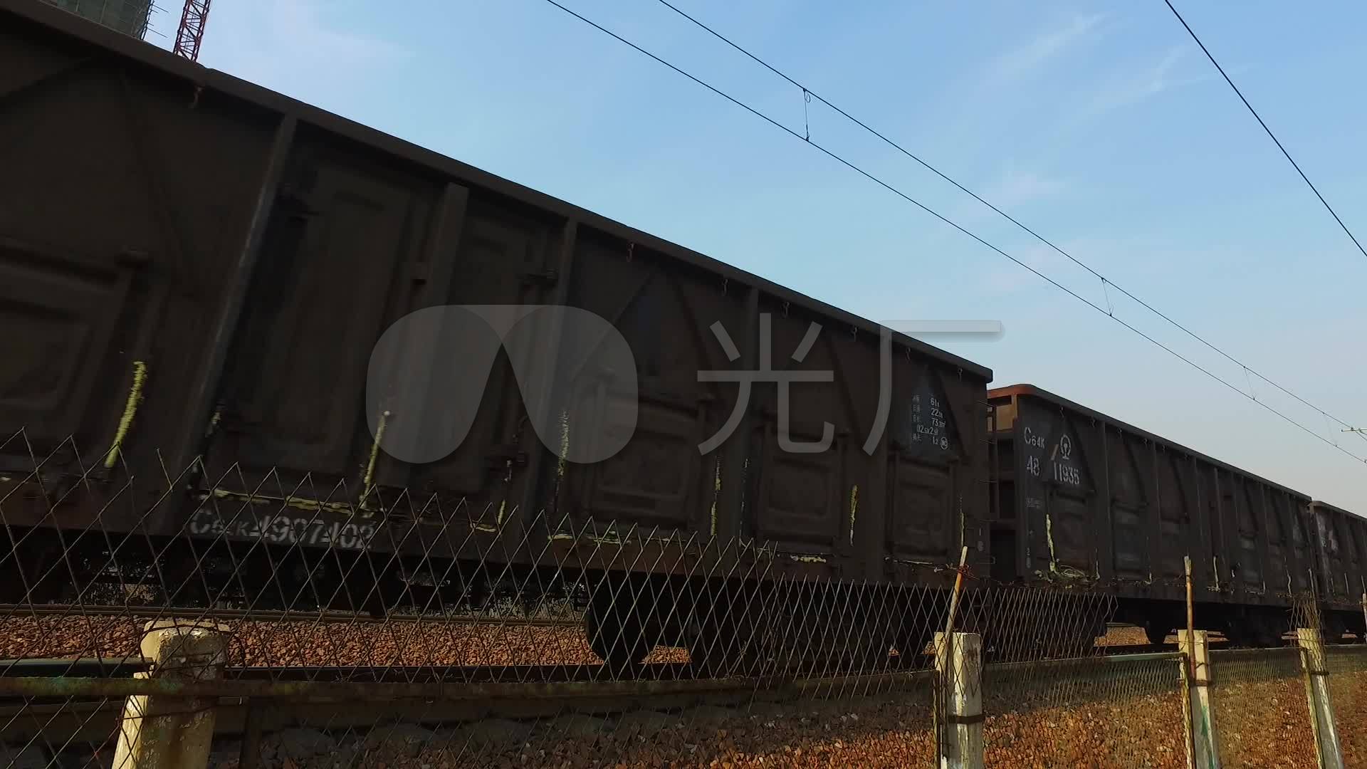 火车拉货火车从头到尾铁轨上的货火车_1920x1080_高清
