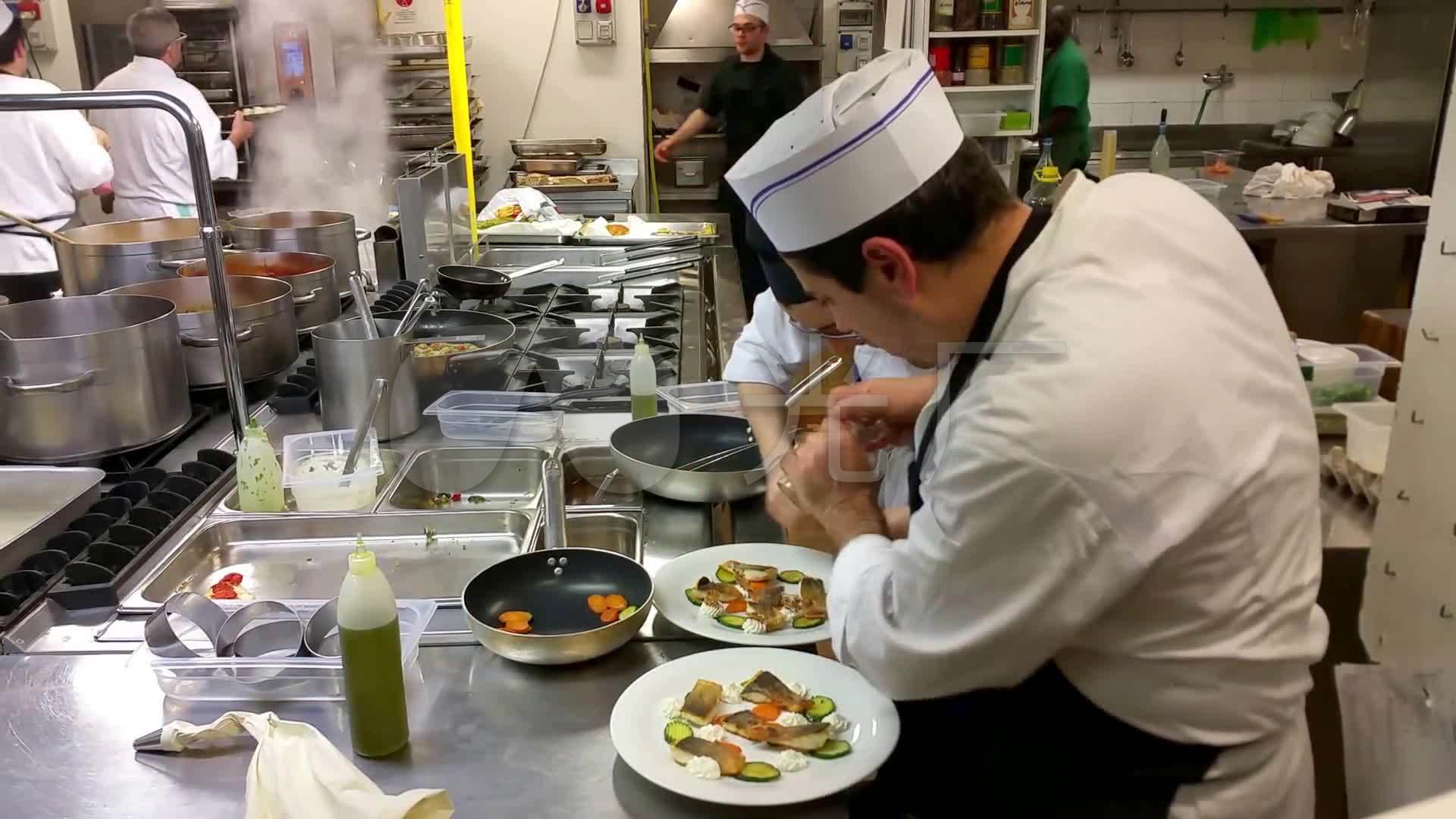 忙碌西餐厅后厨准备美食