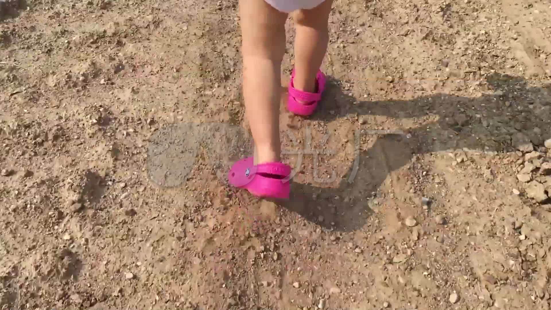 可爱小宝宝光脚走路_1920x1080_高清视频素材下载(:)