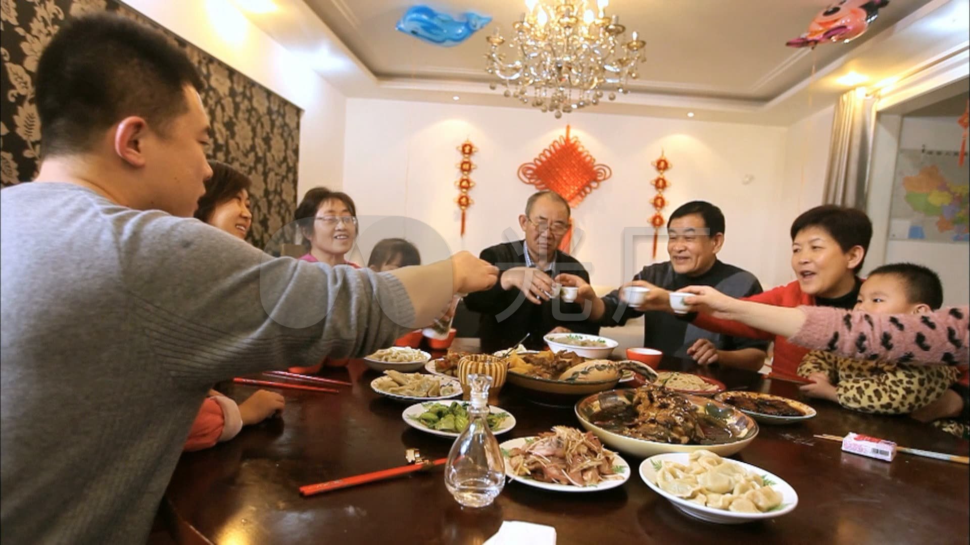 中秋节 除夕 过年 举杯庆祝 团圆饭高清视频素材