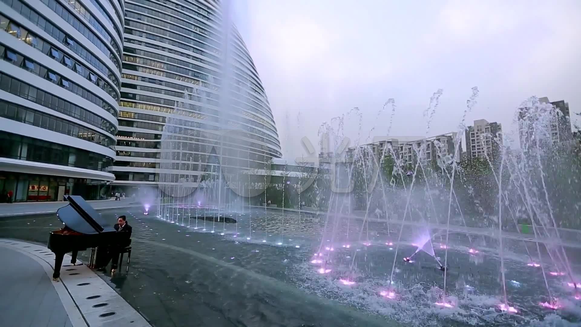 独特视觉效果水景喷泉音乐家弹钢琴_1920x1080_高清视频素材下载(编号