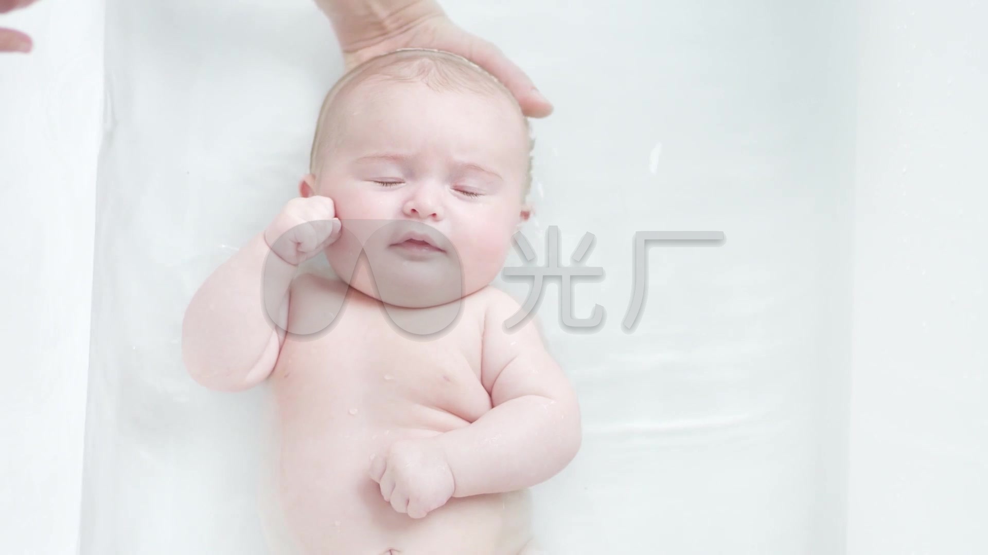 婴儿洗澡_1920X1080_高清视频素材下载(编号
