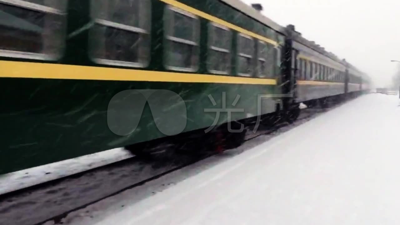 绿皮火车进站鹅毛大雪