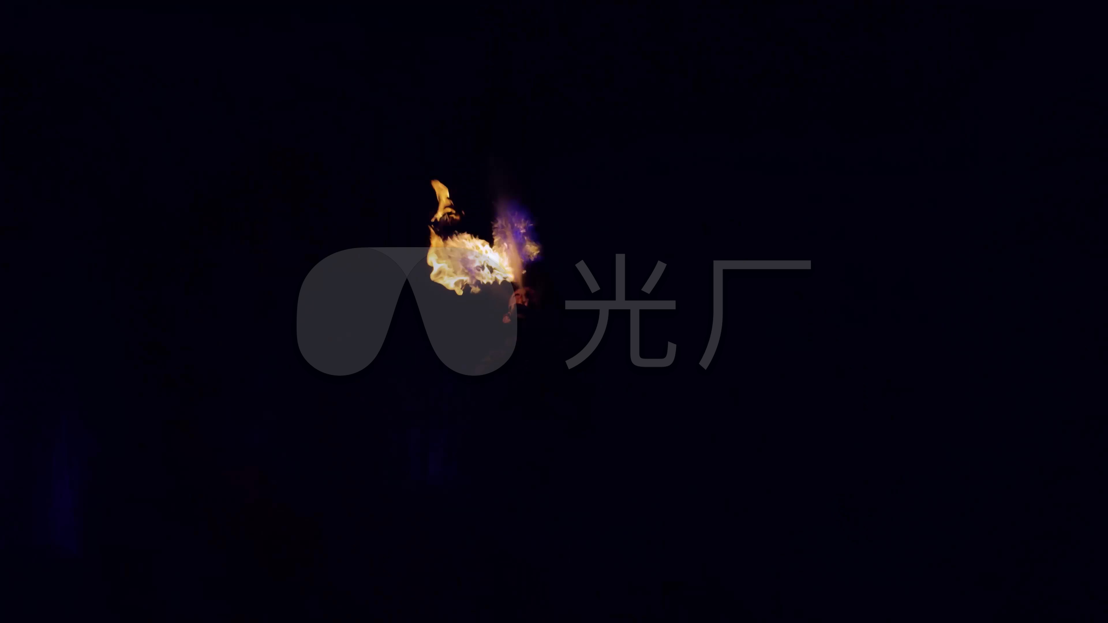杂技表演嘴巴喷火_3840x2160_高清视频素材下载(编号