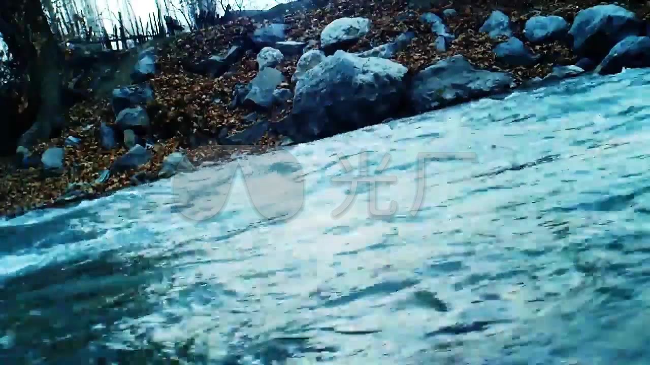河边水流石头树木