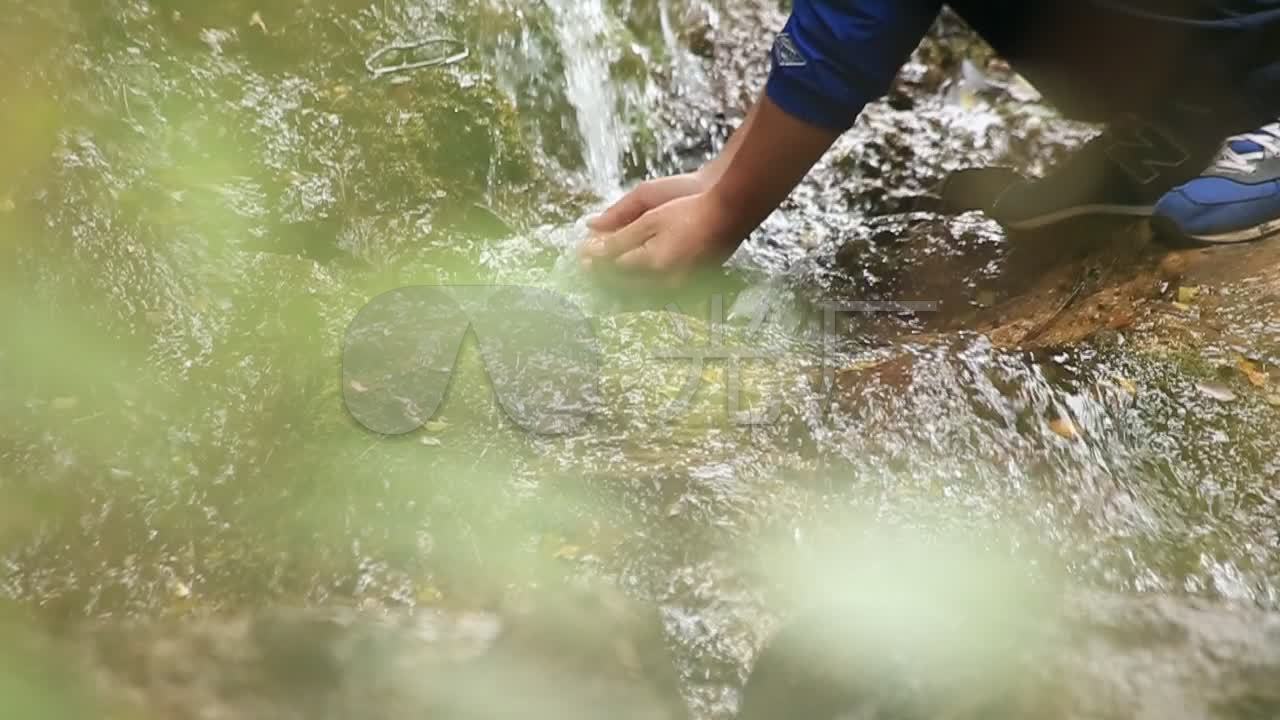 溪边捧水洗脸游玩山水实拍素材