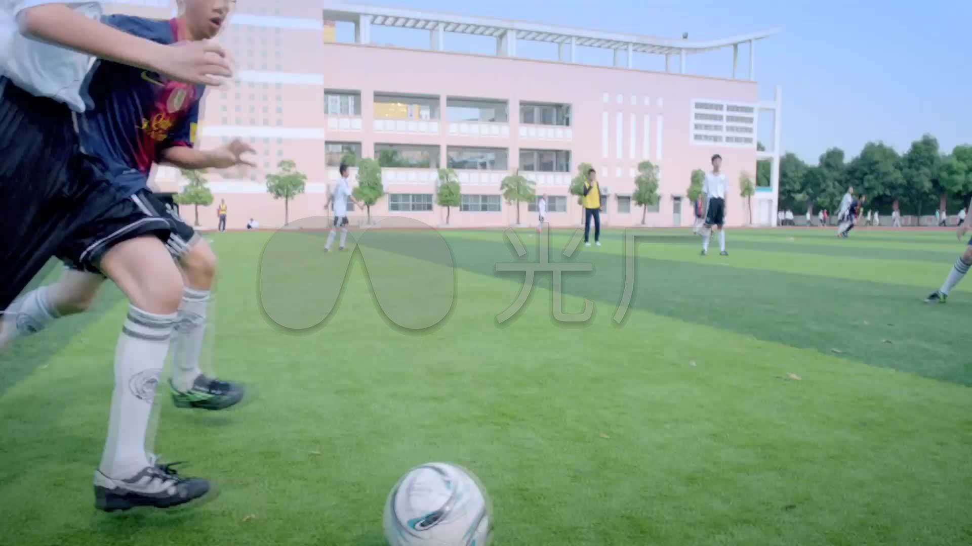 儿童少年踢足球校园操场_1920x1080_高清视频素材下载
