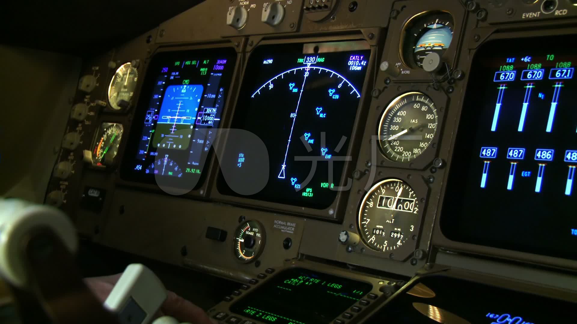 波音747-400内部,波音747-400 在波音747驾驶舱中调整仪表的细节_1920x1080_高清(:)