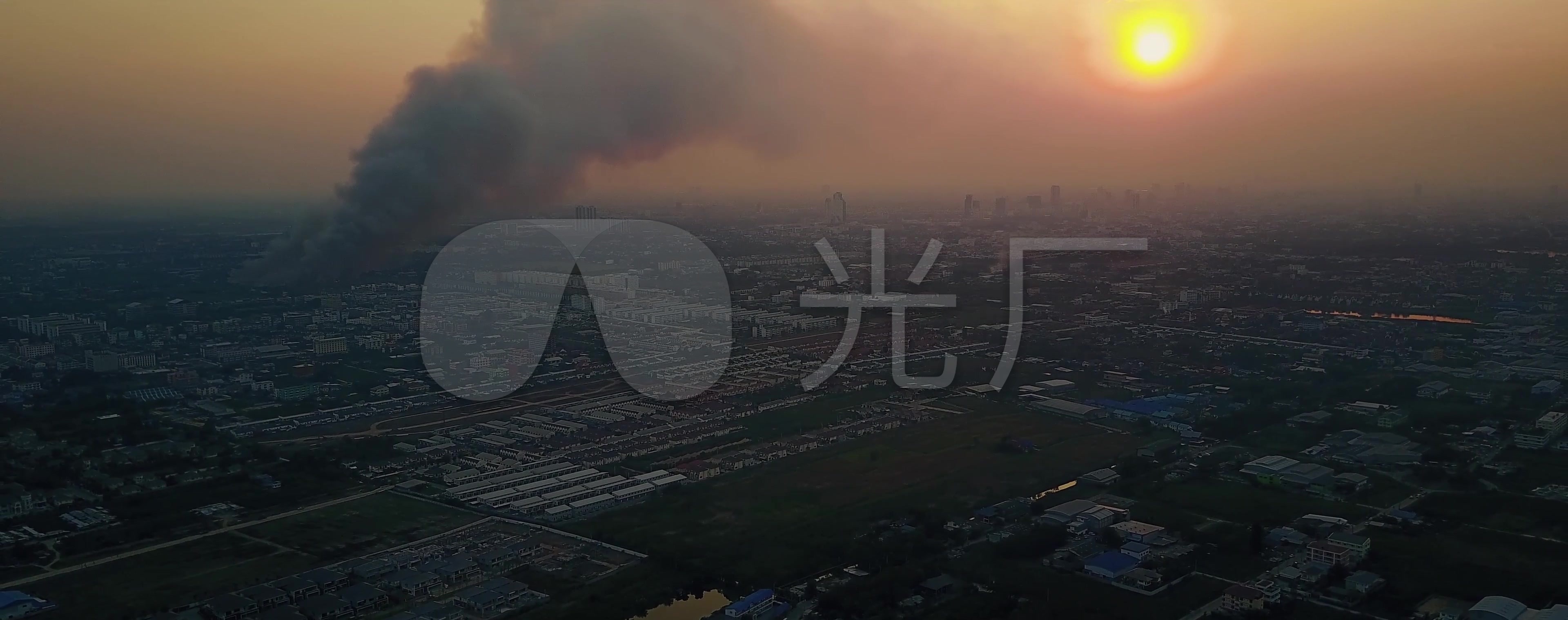 4k夕阳下城市浓烟排放污染环境_3840x1520_高清视频素材下载(编号
