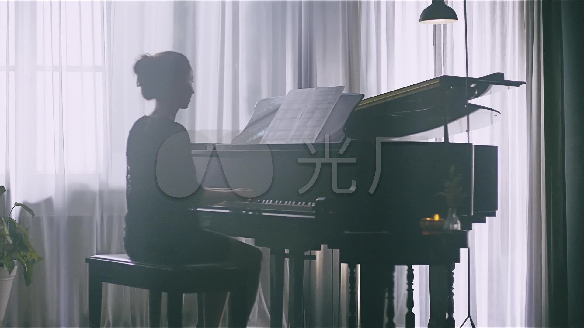 一组美女弹钢琴