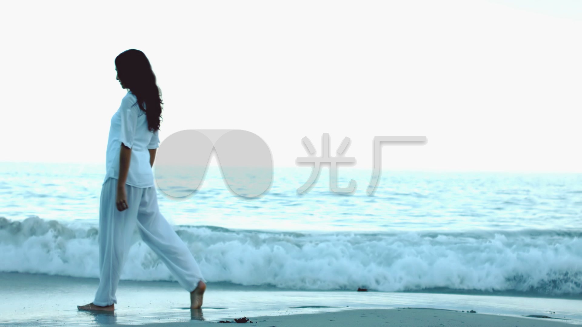 美女光脚沙滩海边散步