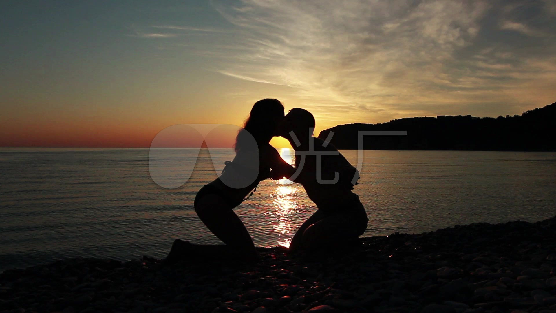 浪漫情侣家庭海边散步镜头视频素材下载_192