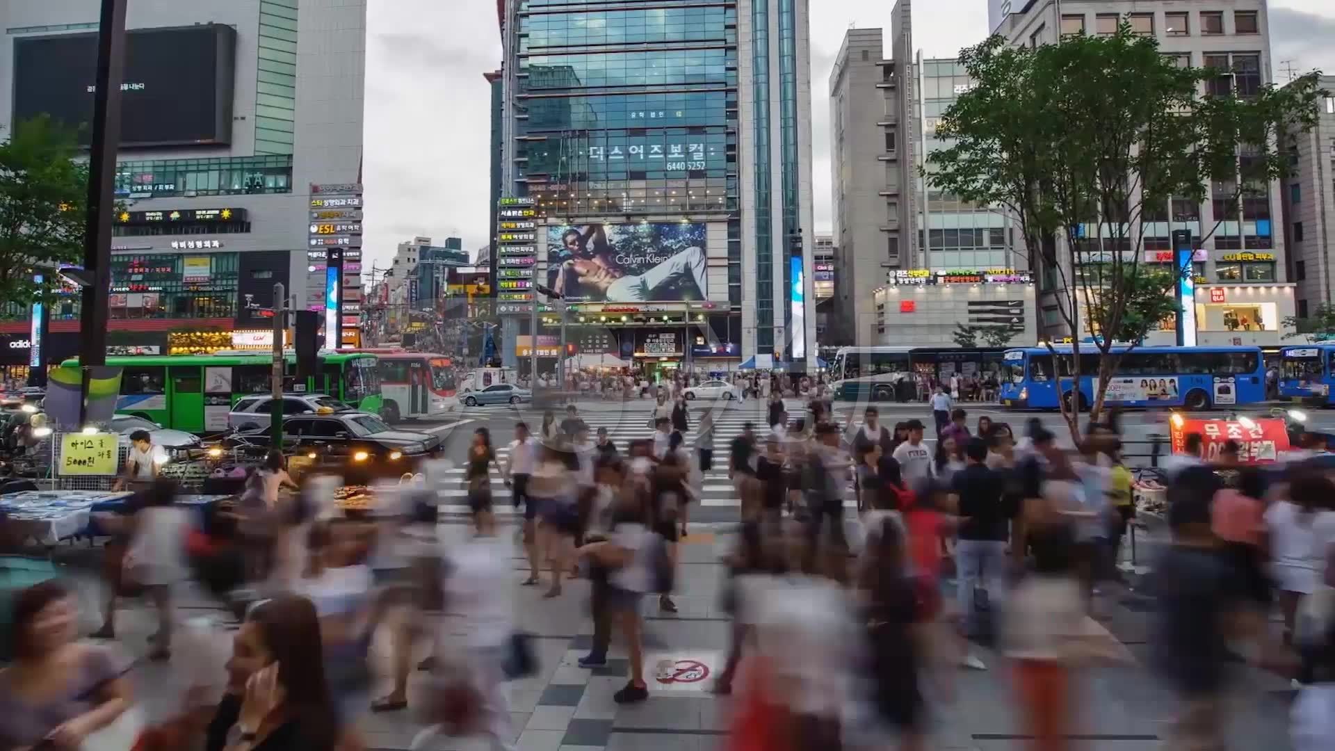 人流车流地铁轻轨穿越过马路_1920x1080_高清视频素材