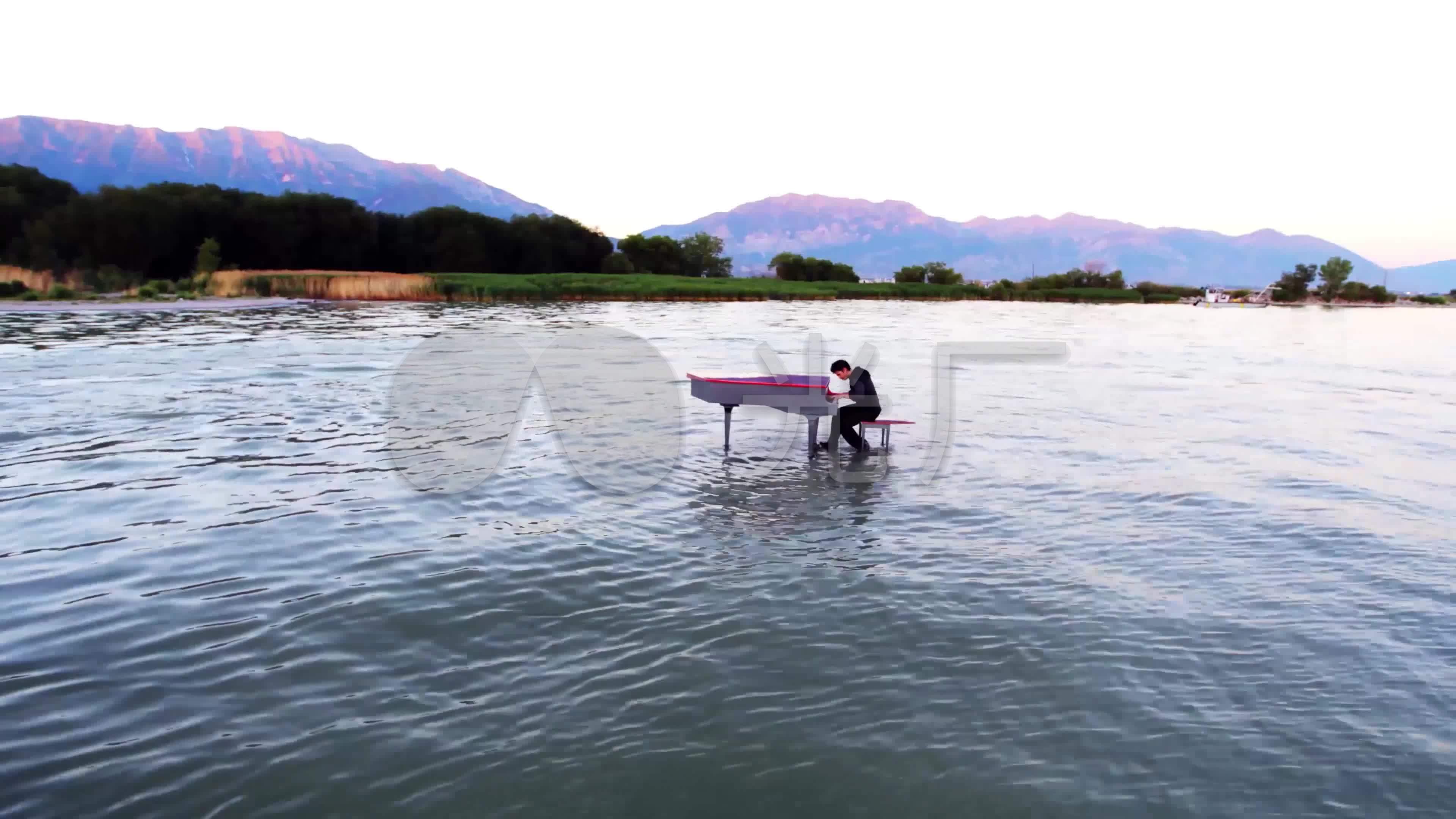 湖上弹钢琴海上钢琴钢琴师弹钢琴_3840X2160_高清视频素材下载(编号:1043016)_实拍视频