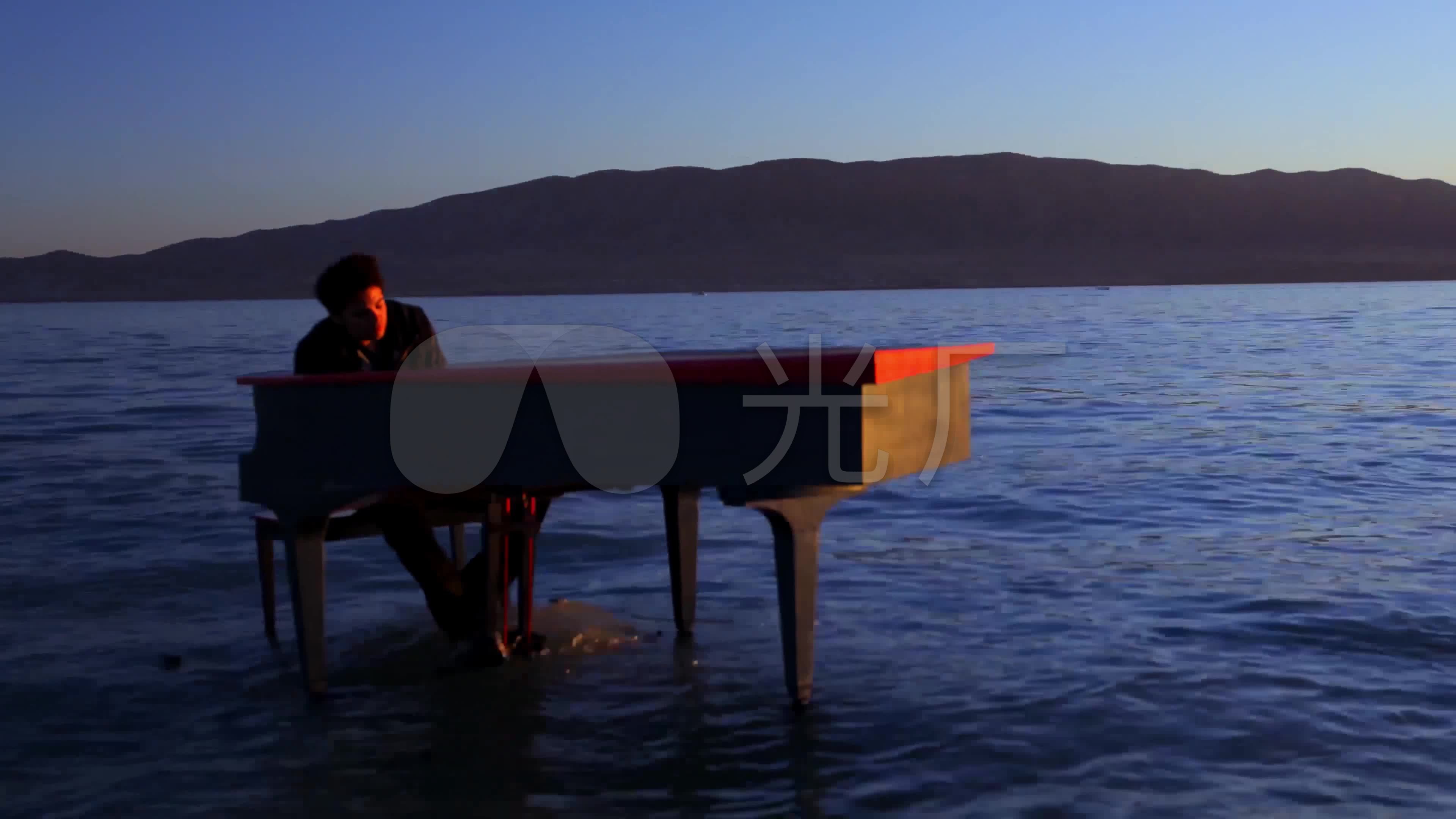 湖上弹钢琴海上钢琴钢琴师弹钢琴_3840X2160_高清视频素材下载(编号:1043016)_实拍视频